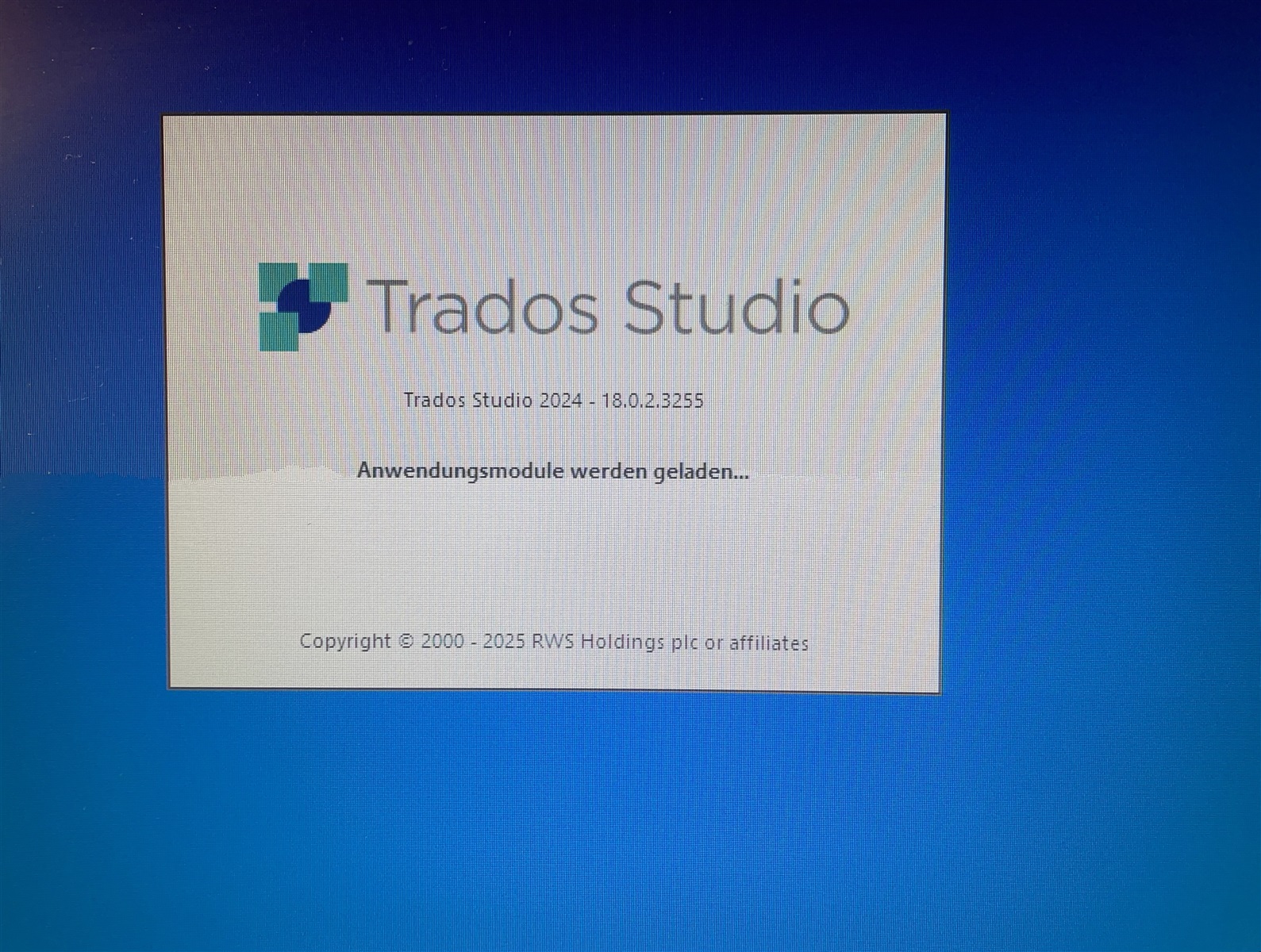 Trados Studio 2024 loading screen with version number 18.0.2.3255 and text 'Anwendungsmodule werden geladen' indicating modules are loading.