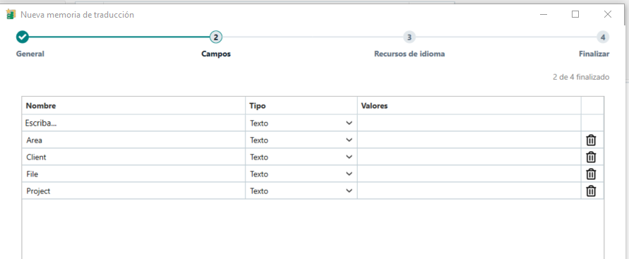 Screenshot of the 'Nueva memoria de traducci n' window in Trados Studio. The 'Campos' tab is selected, showing a table with columns 'Nombre', 'Tipo', and 'Valores'. Rows include 'Escriba...', 'Area', 'Client', 'File', and 'Project', all with 'Texto' as the type. Trash icons are visible on the right for each row.