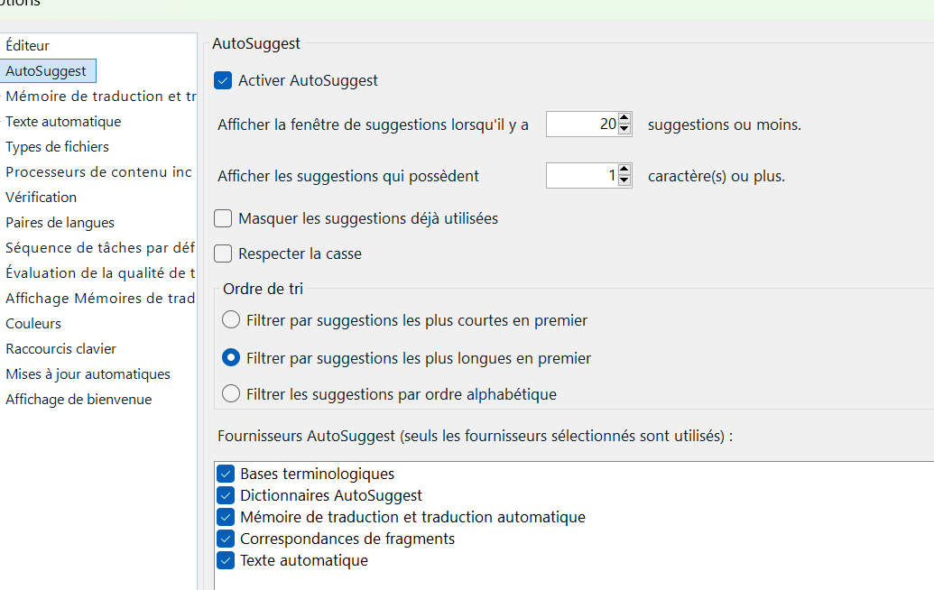 Trados Studio AutoSuggest options menu with 'Activer AutoSuggest' checked and various filters and providers selected.