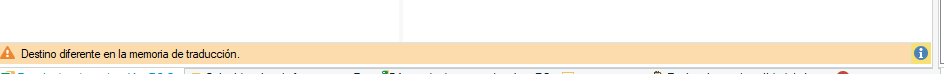 Screenshot showing a warning message in Spanish: 'Destino diferente en la memoria de traducci n' with an orange background and a warning icon on the left.