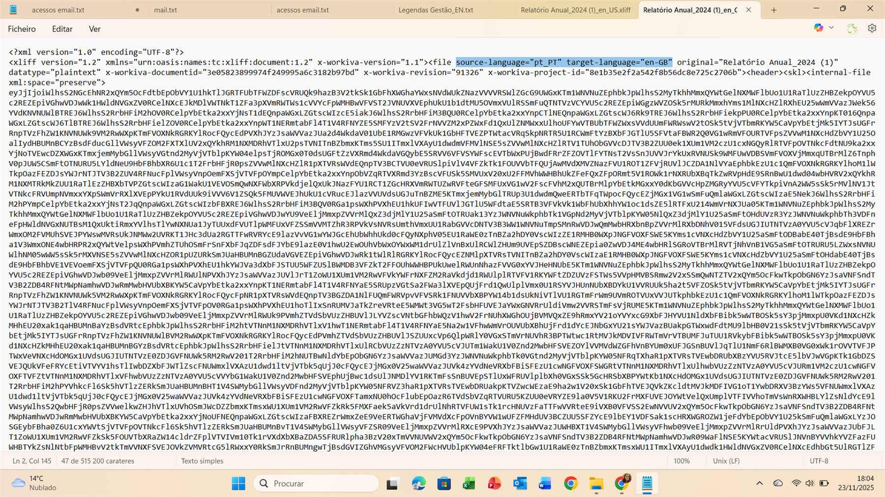 Screenshot of a text editor displaying an XML file with highlighted text showing source-language set to pt_PT and target-language set to en-GB. The file name is Relatorio_Anual_2024 (1)_en_US.xliff. The bottom of the screen shows the file has 515,200 characters, and the system tray displays the time as 18:04 with a cloudy weather icon and 14 degrees Celsius.