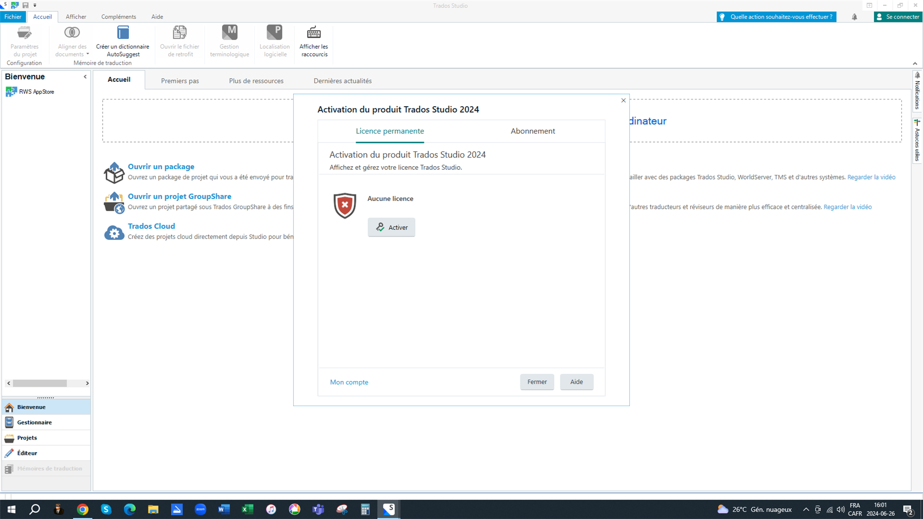 Screenshot of Trados Studio 2024 activation window with an error message 'Aucune licence' indicating no license found, with an 'Activer' button below.