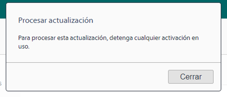Error message in software update dialog box reading 'Procesar actualizacion. Para procesar esta actualizacion, detenga cualquier activacion en uso.' with a 'Cerrar' button.