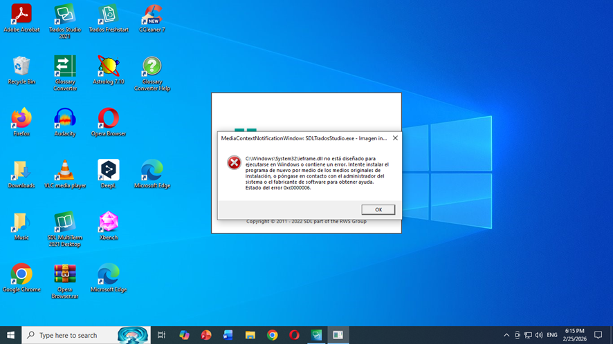 A Windows desktop with an error message in Spanish stating that SDLTradosStudio.exe is not designed to run on Windows or contains an error, with error code 0xc0000006.