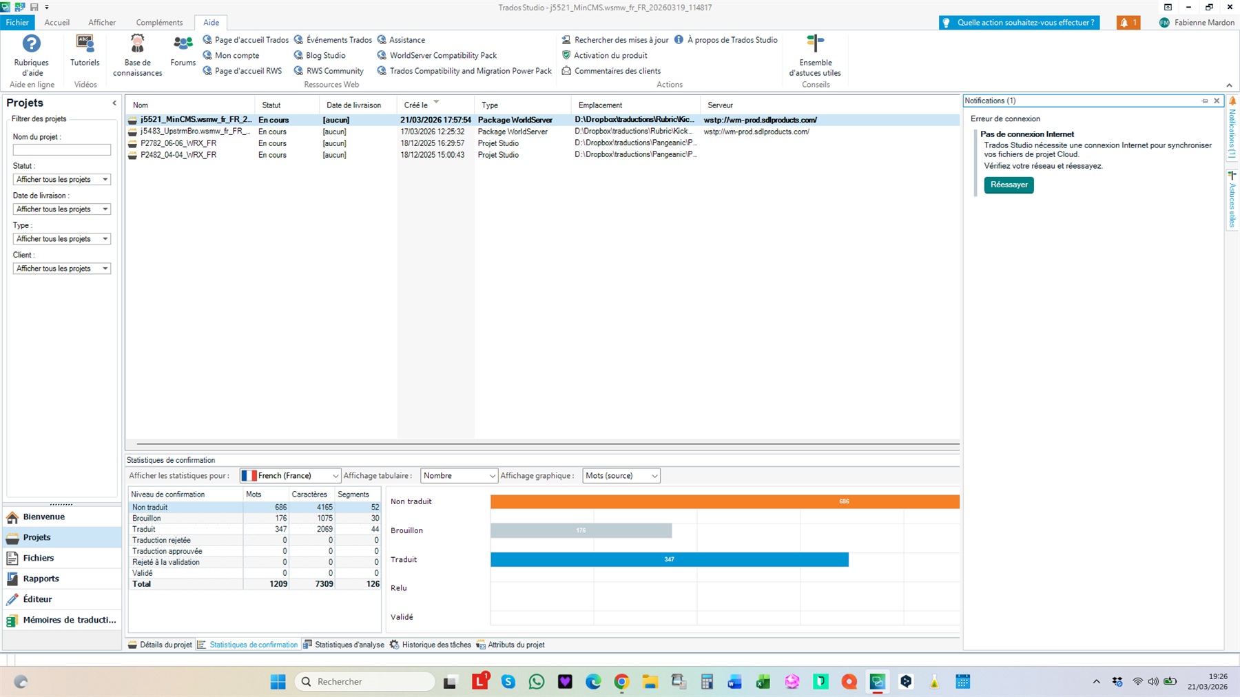 Screenshot of Trados Studio interface showing a list of projects with details such as name, status, creation date, delivery date, type, location, and server. A notification panel on the right displays an error message in French stating 'Pas de connexion Internet' and suggesting to check the network and retry. Below, a statistics table and graphical representation of translation progress are visible.
