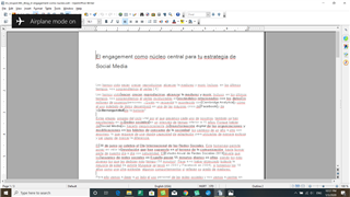 OpenOffice Writer document with text 'El engagement como nucleo central para la estrategia de Social Media' and visible formatting issues such as grey spaces between words.