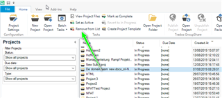 Trados Studio screenshot showing the Projects view with a green arrow pointing to the 'Remove from List' option in the menu bar.