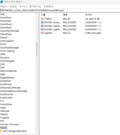 Registry Editor window showing the path HKEY_LOCAL_MACHINESOFTWAREMicrosoftFusion with DWORD entries for ForceLog, LogFailures, LogResourceBinds, and LogPath set to 1.