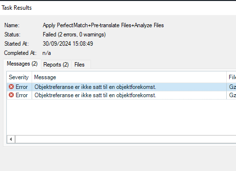 Trados Studio 'Task Results' dialog box with a failed task named 'Apply PerfectMatch+Pre-translate Files+Analyze Files'. Two errors are listed with the message 'Object references not set to an instance of an object' in Norwegian.